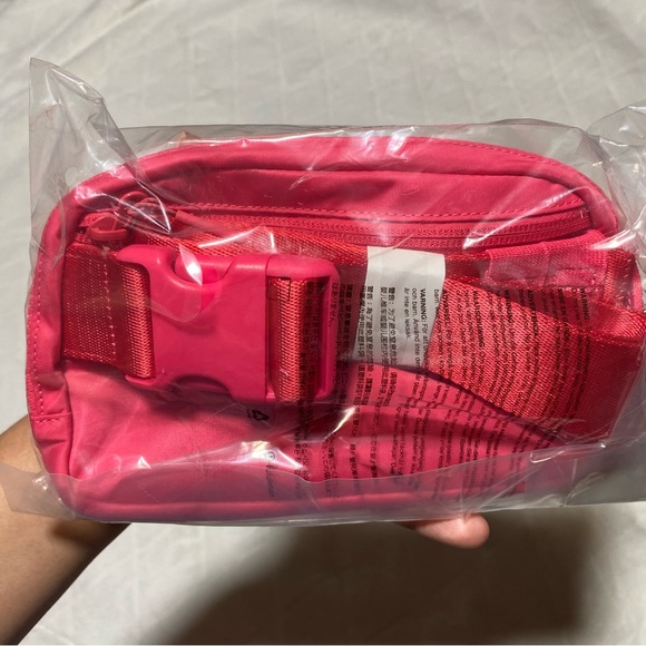 LULULEMON Everywhere Belt Bag Colour pink lip - Picture 10 of 10